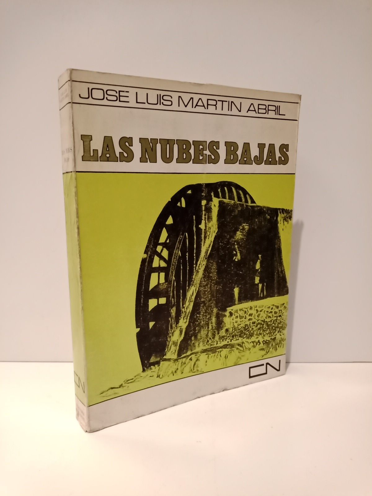 MARTIN ABRIL, Jos Luis - Las nubes bajas. (Novela)