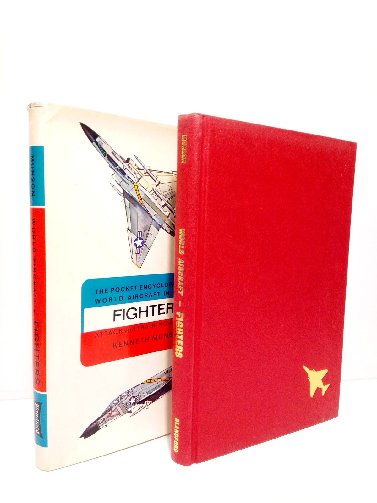 MUNSON, Kenneth - Fighters: Attack and training aircraft /  Illustrated by John W. Wood