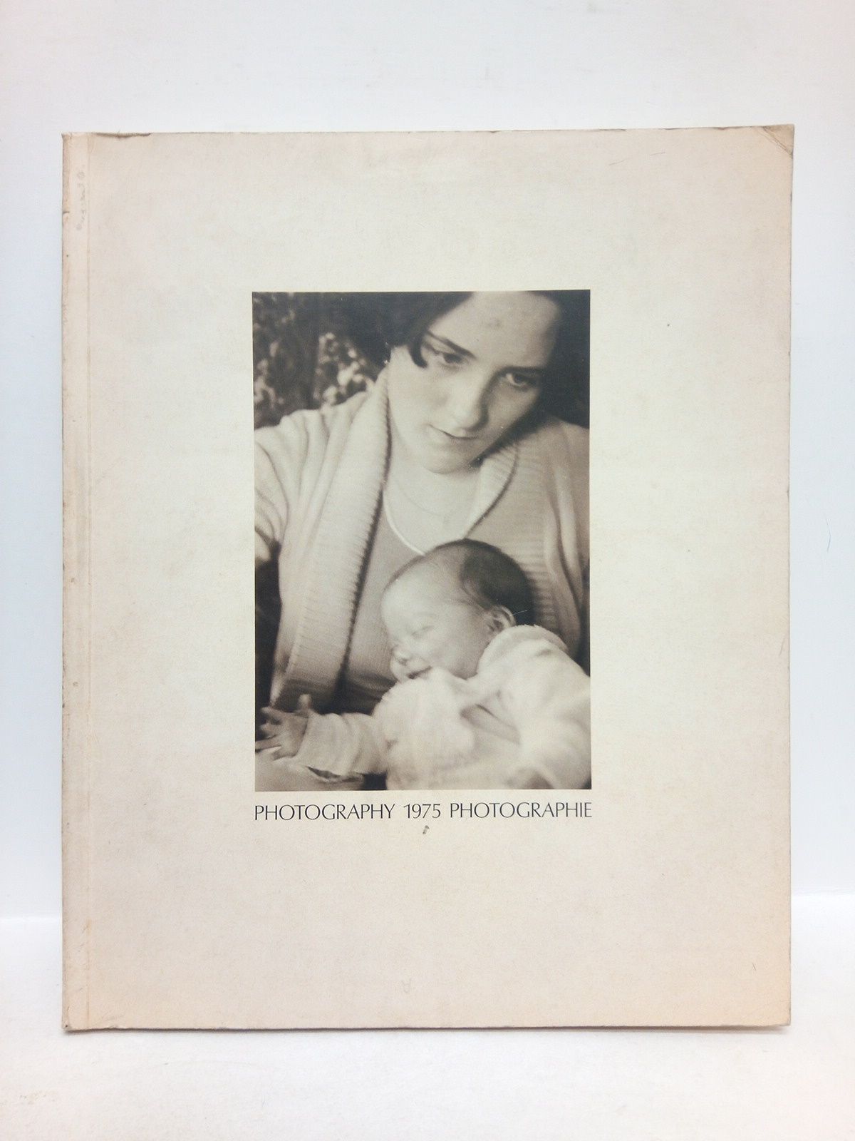 TE NATIONAL FILM BOARD OF CANADA = L'OFFICE NATINAL DU FILM DU CANADA - The National Film Board of Canada Salutes International Women's Year 1975 = L'Office national du film du Canada clbre l'Anne Internationale de la Femme 1975. PHOTOGRAPHY = 1975. PHOTOGRAPHIE /  Abren el libro dos poesas a la mujer. Una en francs de Louise Gareau-Des Bois, y otra en ingls de Miriam Waddington
