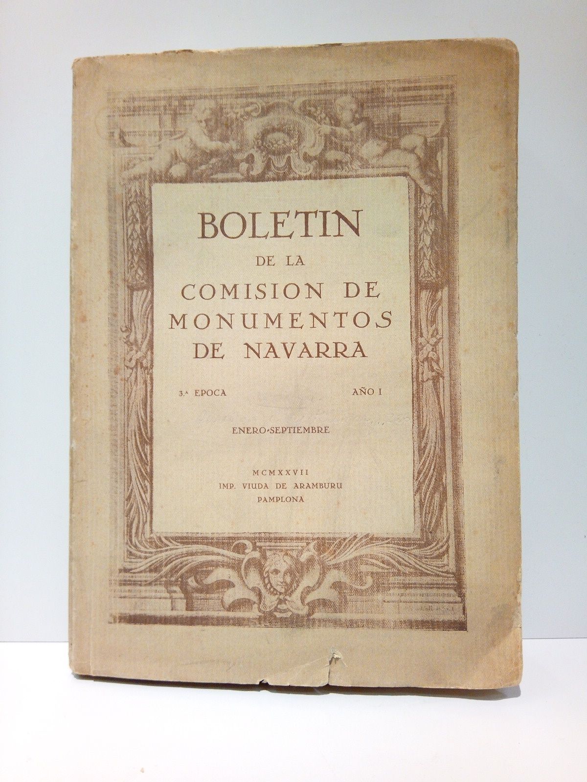 BOLETIN DE LA COMISION DE MONUMENTOS DE NAVARRA - 3ª Epoca, Año I (1927), Tomo I, Enero-Septiembre. CONTIENE: Libro primero de la nobleza del Reino de Navarra, mandado recopilar por D. Isidoro Gil de Jaz (Oidor del Real y Supremo Consejo de dicho Reino), por EMILIANO LADRERO. Incluye 25 acostamientos pretendidos por diferentes Nobles Navarros con el escudo nobiliario de cada uno y descripción del mismo; Del estilo Diplomático, por VALENTIN URTASUN; El Centenario de Góngora, por P. ADULFO VILLANUEVA; Divagaciones sobre Diplomática, por LUIS ORTEGA DE ANGULO; Fundación hecha en la Parroquia de San Saturnino de Pamplona en nombre de Don Juan Bauffes, Obispo de Lérida, por Miguel de Mares. Año de 1407, por JUAN ALBIZU; Carta de un curioso viajero escrita desde Pamplona a un amigo suyo residente en el Toboso, comunicándole algunas novedades que ocurrieron mientras su mansión en aquella capital, año 1790, por ALBERTO HUARTE; Carta de Testimonianza de aquel que la ardi la población de Pamplona, Año 1258, por JOSE MARIA DE HUARTE. Etc....