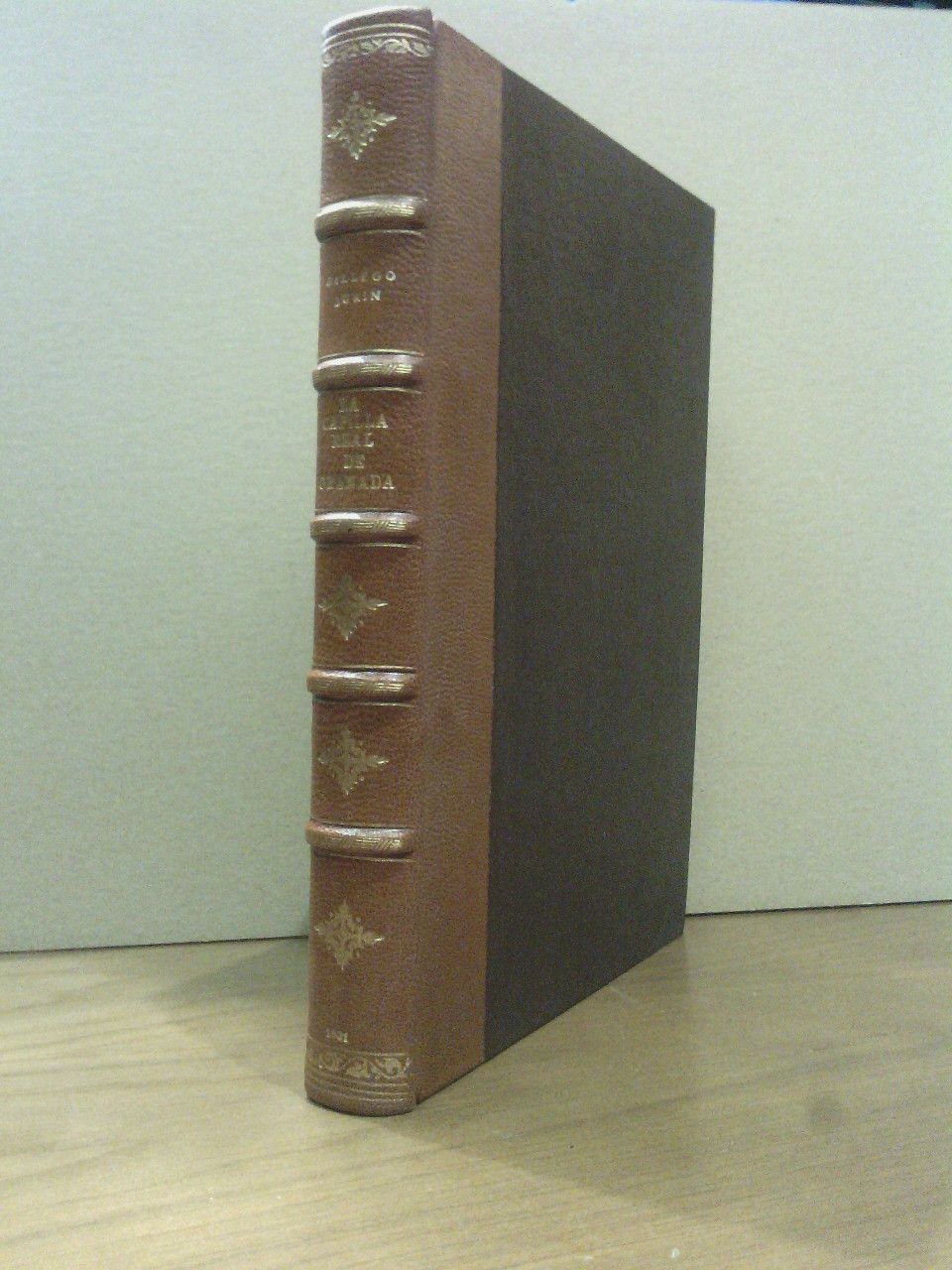 GALLEGO Y BURIN, Antonio - La Capilla Real de Granada /  Estudio histrico y gua descriptiva de ste templo, por Antonio Gallego y Burn; Con 123 ilustraciones fotogrficas de F. M. Lasso de la Vega