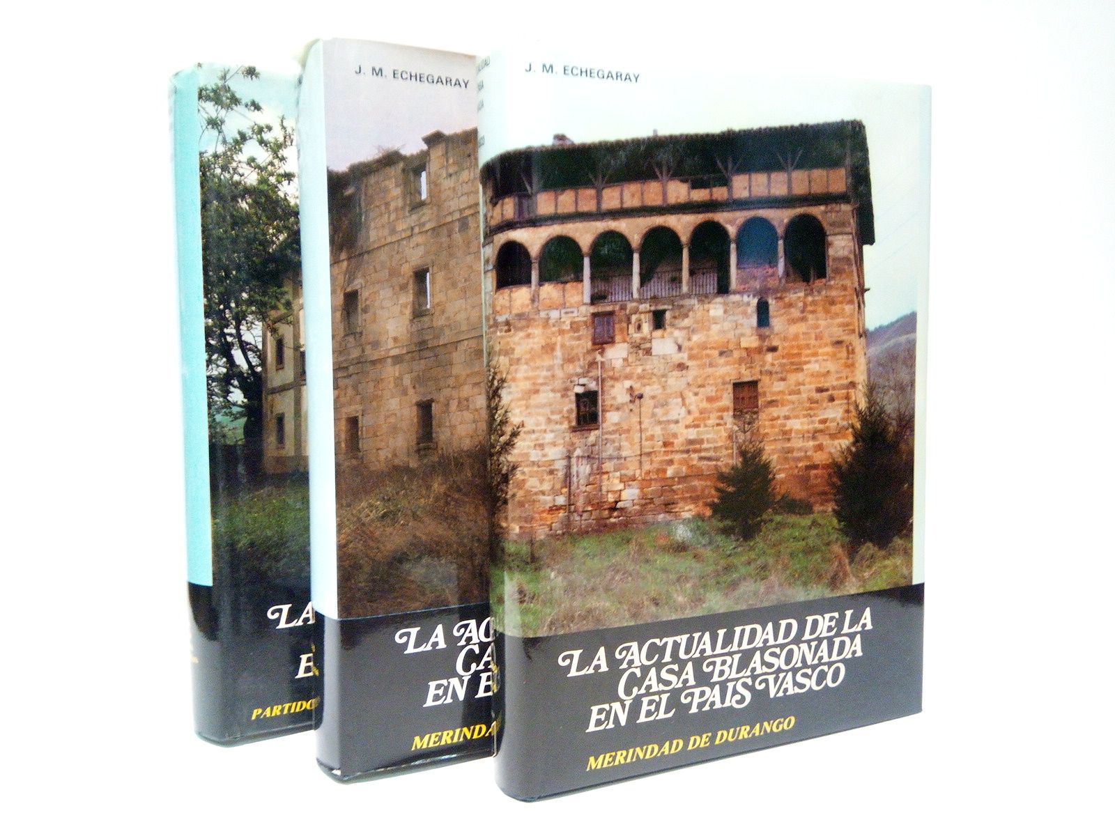 ECHEGARAY, J. M.; Iaki Linazasoro y Ernesto Arrondo - LA ACTUALIDAD DE LA CASA BLASONADA EN EL PAIS VASCO. Tomo I: Merindades de Busturia y Uribe. Tomo II: Merindad de Durango / por J. M. Echegaray. Tomo III: Partidos Judiciales de Azpeitia y San Sebastian / por Iaki Linazasoro y Ernesto Arrondo