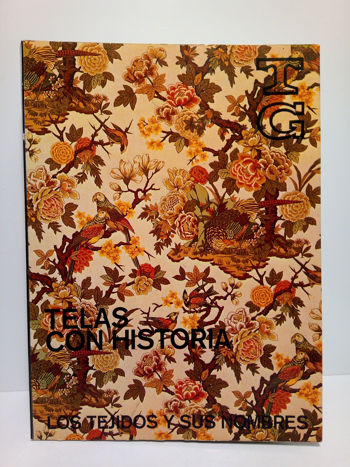 T.G. (TAPICERIAS GANCEDO) REVISTA DE LAS ARTES DECORATIVAS - Telas con historia y los Tejidos y sus nombres / Textos de: Luis G. de Candamo, Manuel Romero, G. Burvingt y L. Jatteau, Vanoutryve, Joaqun Corts Caellas, F. Torrella Niubo, Jess Cosn del Olmo, Carmen Castro. Direccin Artstica, Emilio Sacristn