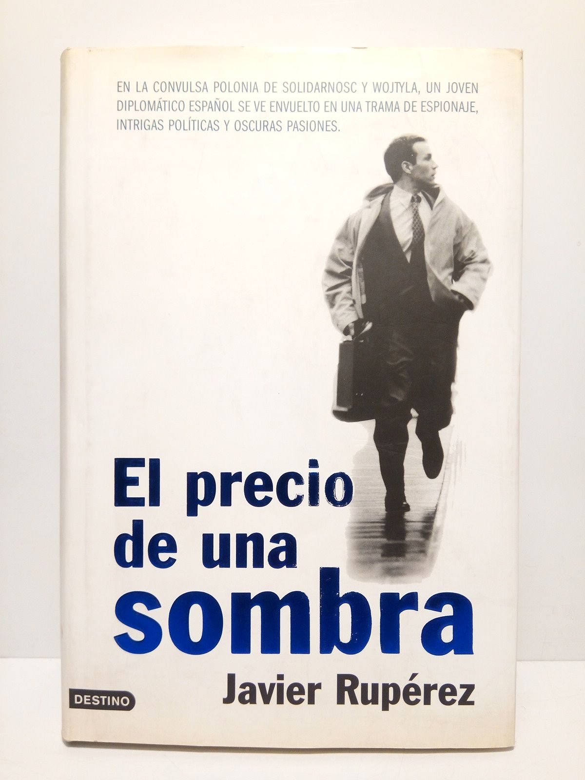 RUPREZ, Javier - El precio de una sombra. (En la convulsiva Polonia de Solidarnosc y Wojtyla, un joven diplomtico espaol se ve envuelto en una trama de espionaje, intrigas polticas y oscuras pasiones)
