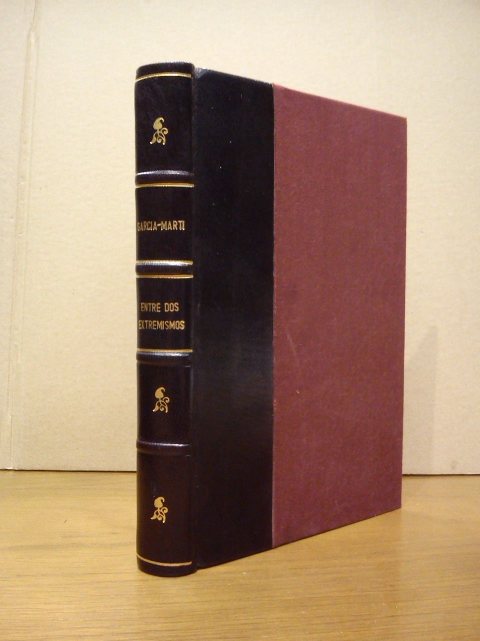 GARCIA-MARTI, V. - Entre dos extremismos: Crisis del Estado; Libertad; Democracia; Disciplina colectiva; El pueblo y la opinin; En torno a la revolucin; Economa y Poltica; La repblica espaola; Varios. Ideologa poltica. (Ensayos)