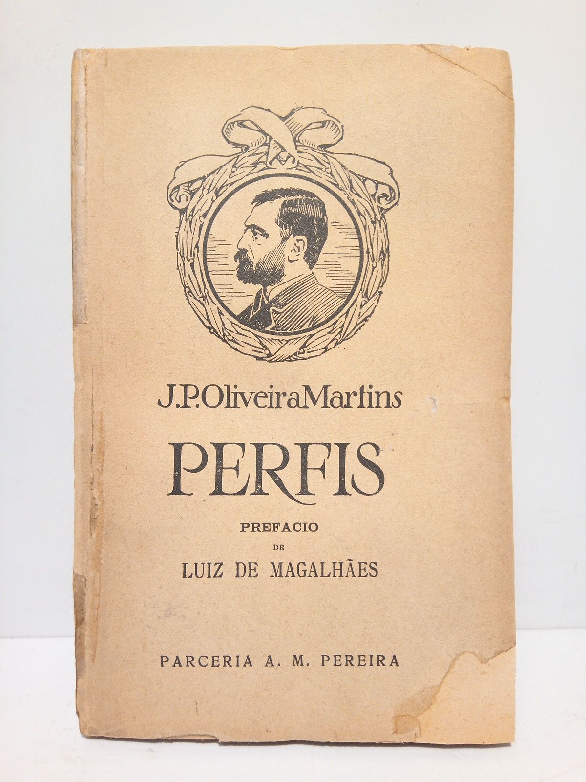 OLIVEIRA MARTINS, J. P. [Joaquim Pedro de Oliveira Martins. 1845-1894] - Perfis / Prefacio de Luiz de Magalhaes [muy extenso, pues son las primeras XLIII pags.]