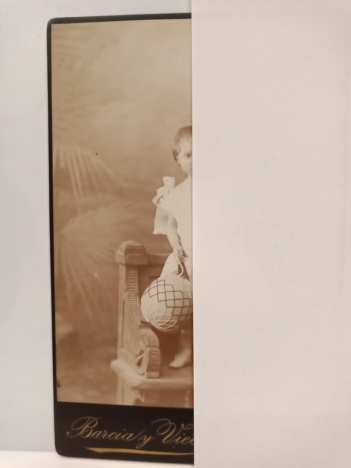 FOTOGRAFIA DE LA INFANTA MERCEDES, PRINCESA DE ASTURIAS - Retrato de S. A. R. la Princesa de Asturias Mara de las Mercedes de Borbn, a la edad de cuatro aos, de cuerpo entero