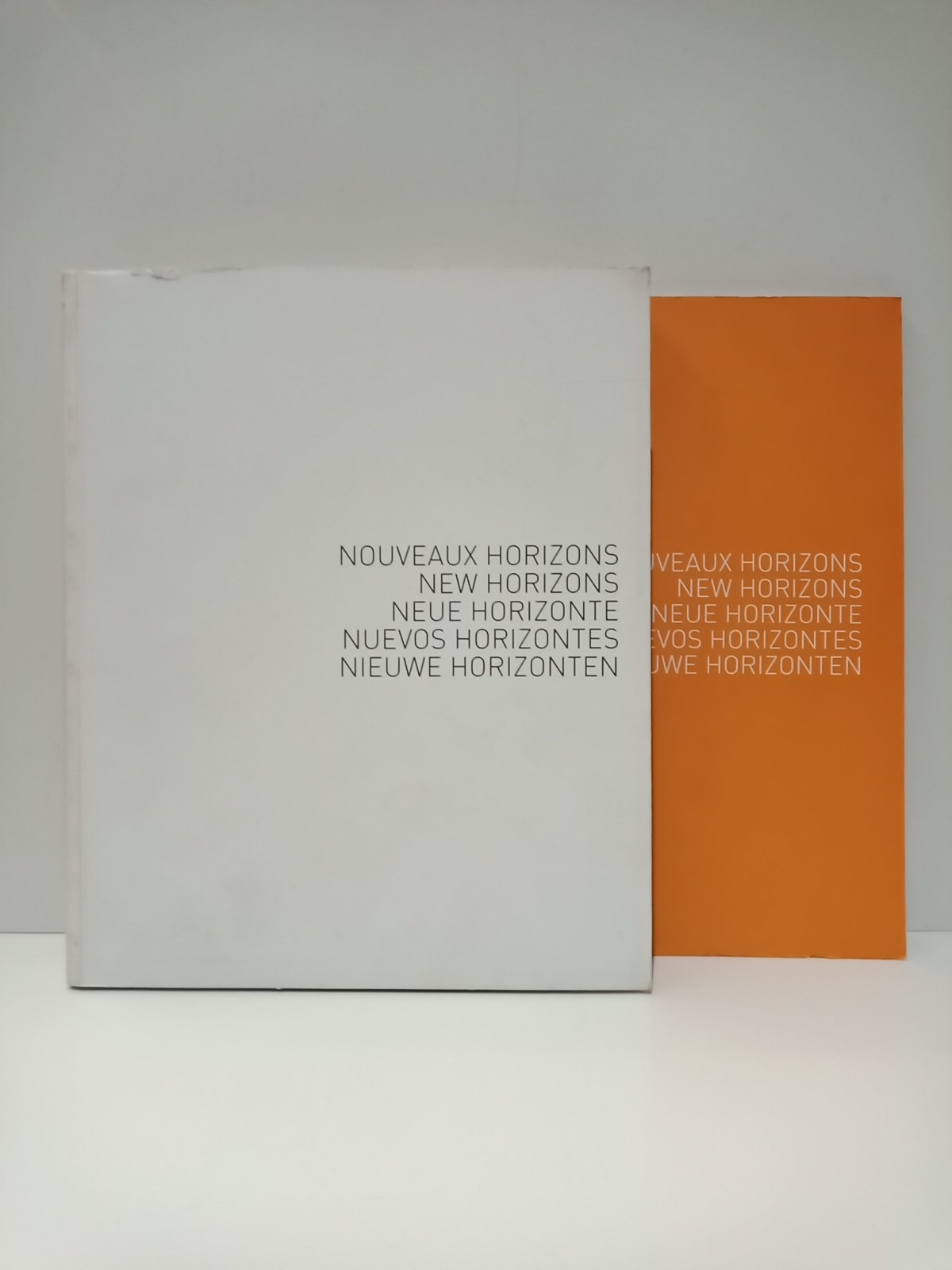 CRAC ALSACE - Nouveaux Horizons = New Horizons = Neue Horizonte = Nuevos Horizontes = Nieuwe Horizonten /   TEXTOS DE: Virginie Barr, Katia Bourdarel, Martin le Chevallier, Alain Declercq, Brice Dellsperger, Julien Discrit, Laurent Grasso, Ckarisse Hahn, Elodie Huet, Patrick Jeannes, Vincent Labaume, Corinne Marchetti, Philippe Meste, Valrie Mrjen, Bruno Peinado, Franck Perrin, Fabien Rigobert, Amandine Sacquin, Bruno Serralongue