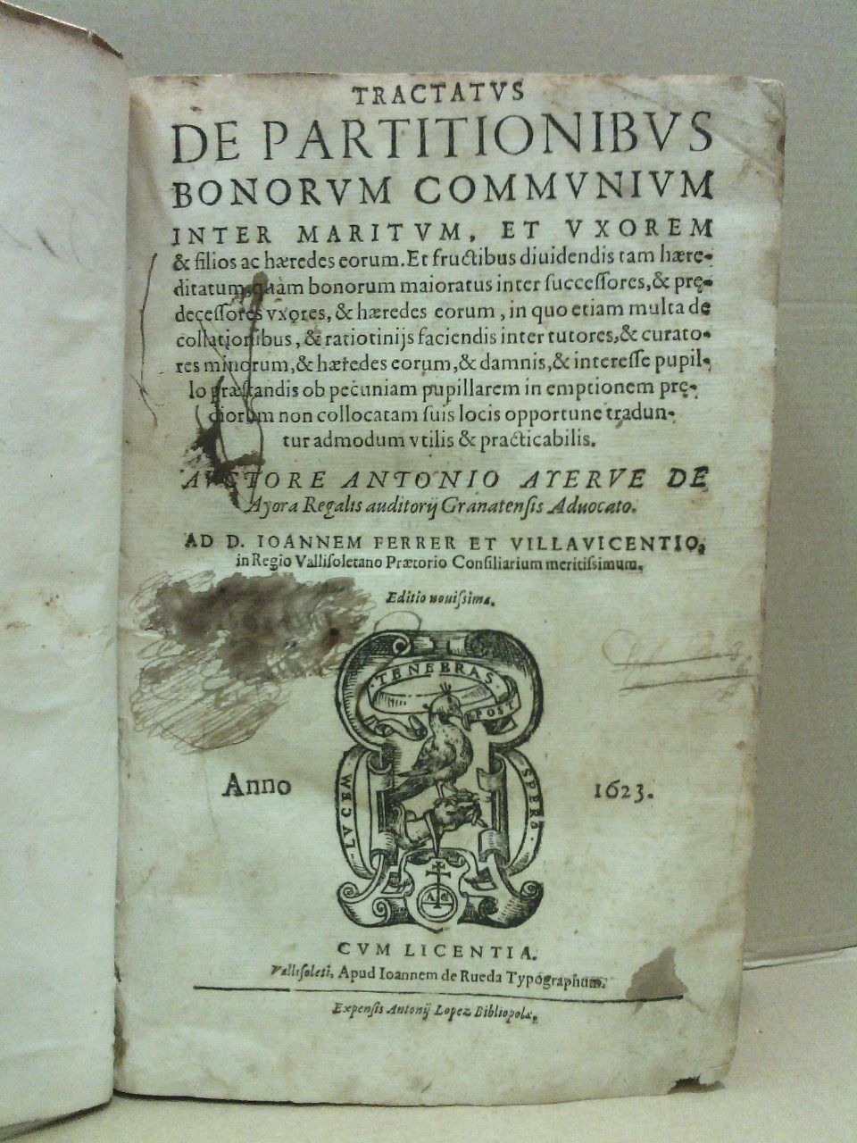 AYERVE DE AYORA, Antonio - Tractatus de Partitionibus Bonorum Communium inter maritum, et uxorem & filios ac haeredes eorum. Et fructibus dividendis tam haereditatum, quam bonorum maioratus inter sucessores, & predecessores uxores, & haeredes eorum, in quo etiam multa de collationibus, & ratiotiniis faciendis inter tutores, & curatores minorum, & haeredes eorum, & damnis, & interesse pupillo praestandis od pecuniam pupillarem in emptionem prediorum non colloctam suis locis opportune traduntur admodum utilis & practicabilis / Auctore Antonio Ayerve de Ayora Regalis auditorii Granatensis Advocato. Ad D. Ioannem Ferrer et Villavicentio, in Regio Vallisoletano Oraetorio Consiliarium meritissimum