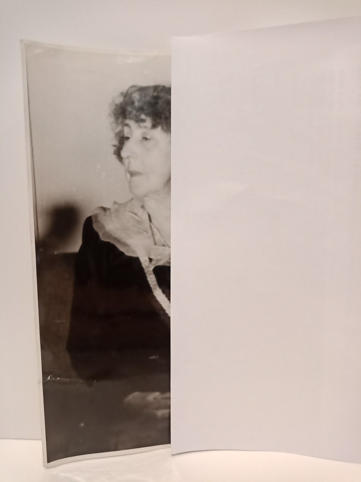 FOTOGRAFIA DE CONCHA ESPINA - Retrato de esta insigne autora, de busto prolongado y sentada, en el que se ven las condecoraciones correspondientes a uno de los tantos premios por ella conseguidos. Porta una banda y dos medallas (probablemente se trate de la ceremonia de la imposicin de la Banda de Alfonso X el Sabio, concedida en 1948)