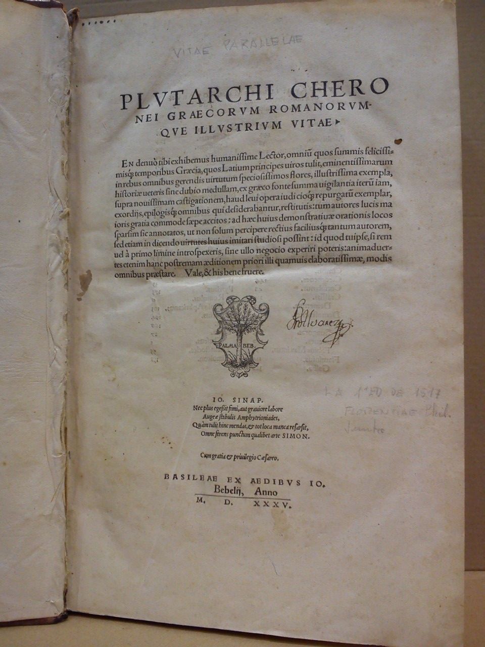 PLUTARCHI CHERONEI [Mestrio Plutarco de Queronea] - Plutarchi Cheronei Graecorum Romanorumque illustrium vitae. En denu tibi exhibemus humanissime Lector, omniu(m) quos summis felicissimis(que) temporibus Graecia, quos Latium principes viros tulit, eminentissimarum in rebus omnibus gerendis virtutum speciosissimos flores, illustrissima exempla, historiae veteris sinedubio medullam, ex graeco fonte summa vigilantia ireru(m) iam supra novissimam castigationem, haud levi opera iudicio(que) repurgatum exemplar, exordiis, epologis(que) omnibus qui desiderabantur, restitutis: tum autores lucis maioris gratia commode saepeaccitos: ad haechuius demonstrativae orationes orationis locossparsim sicannotatos, ut non solum percipere rectius facilius(que) tamtum autorem, sedetiam in dicendo virtutes huius imitari studiosi possint: id quod tuipse, si remuel  primo limine introspexeris, sine ullo negocio experieri poteris: animaduertes etenim hanc postremam aeditionem prioriilli quamuis elaboratissimae, modis omnibus praestare. Vale, & his benefruere