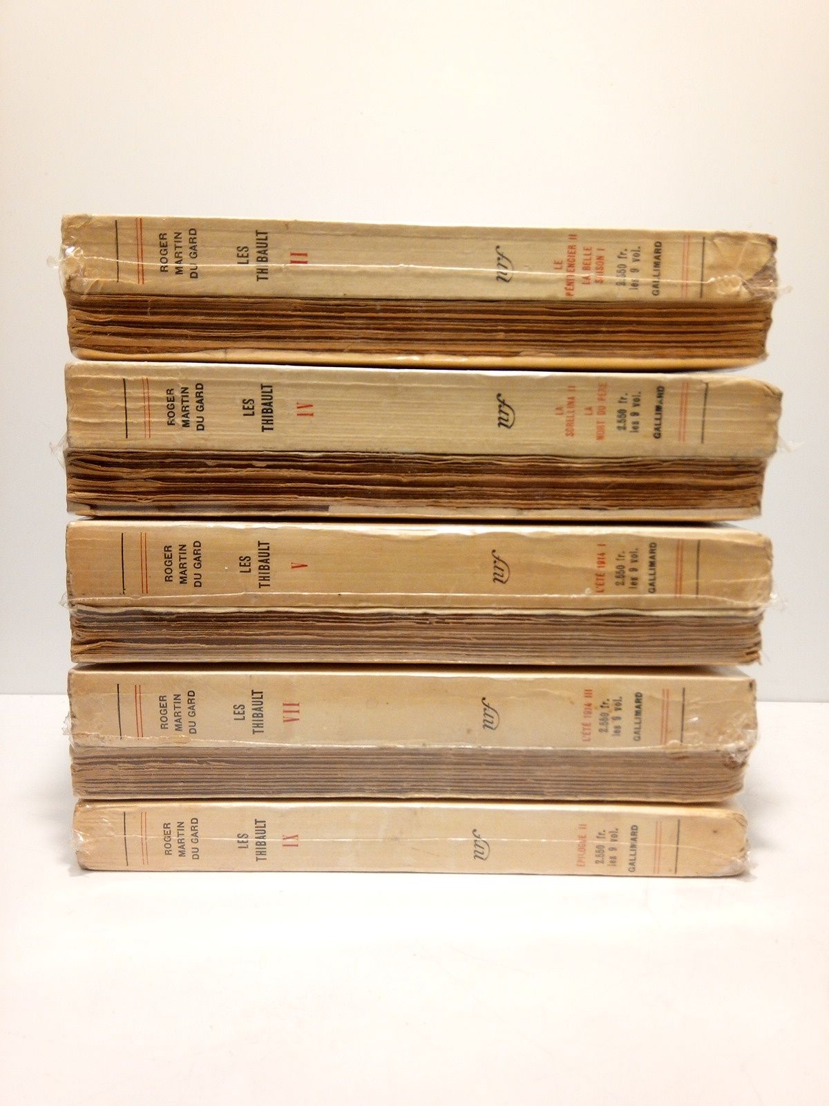 MARTIN DU GARD, Roger - Les Thibault. 9 Vols.; Vol. I: Le cahier gris; Le pnitencier (premire partie). Vol. II: Le pnitencier (deuxime partie); La belle saison (premire partie). Vol. III: La belle saison (deuxime partie); La consultation; La sorellina (premire partie). Vol. IV: La sorellina (deuxime partie); La mort du pre. Vol. V: L't 1914 (premire partie). Vol. VI: L't 1914 (deuxime partie). Vol. VII: L't 1914 (troisime partie). Vol. VIII: L't 1914 (quatrime partie); Epilogue (premire partie). Vol. IX: Epilogue (deuxime partie)