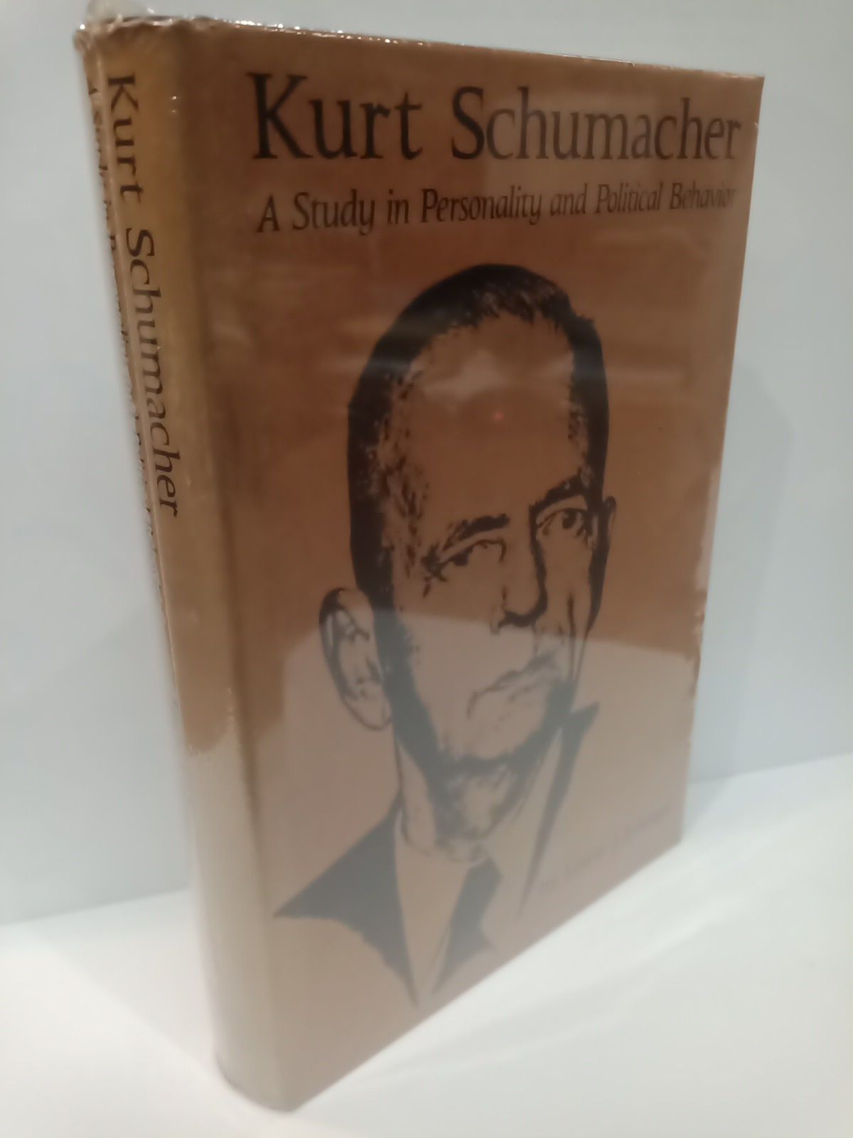 EDINGER, Lewis J. - Kurt Schumacher: A Stusy in Personality and Political Behavior