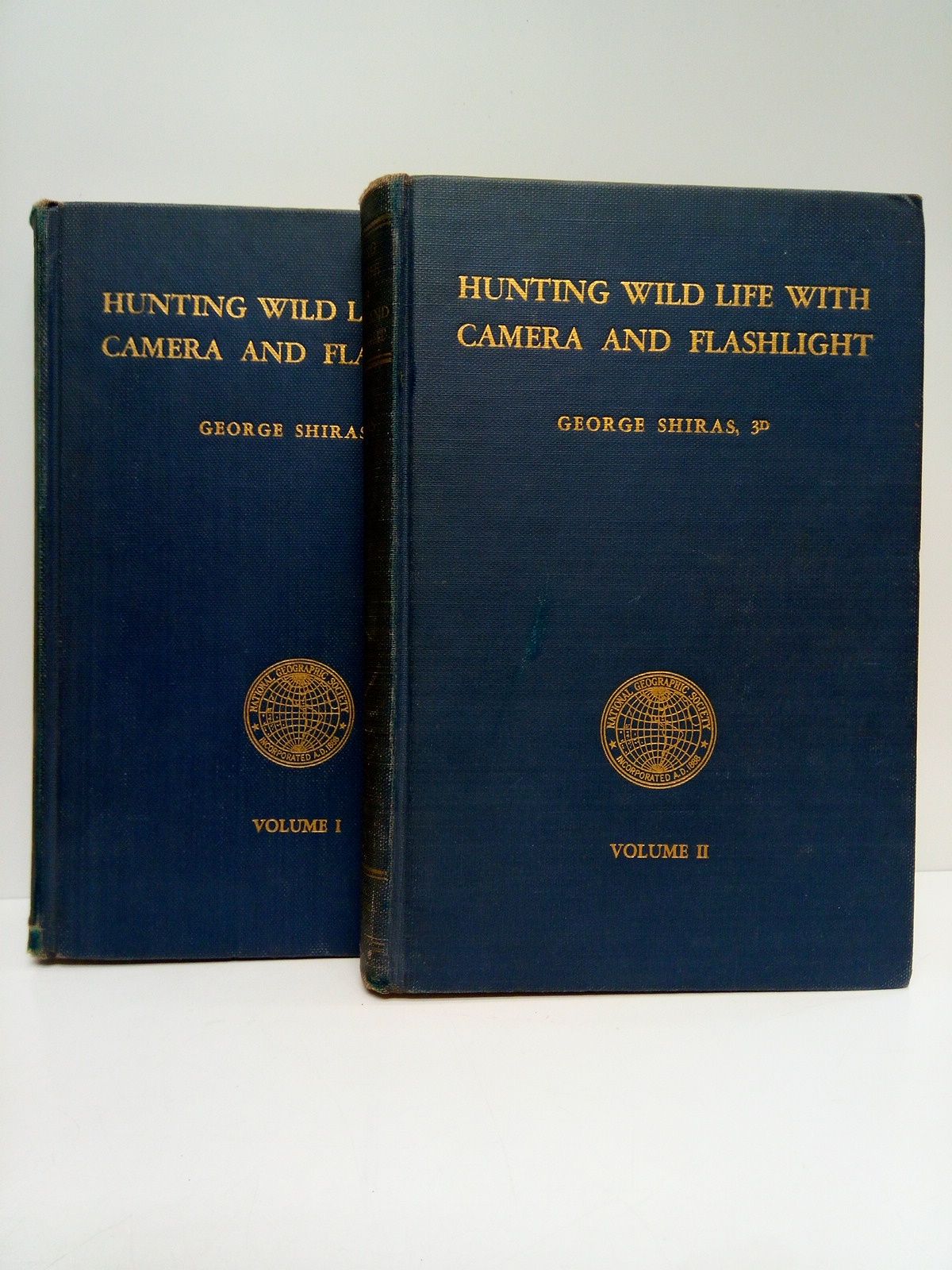 SHIRAS, George - Hunting Wild Life with Camera and Flashlight. A Record of Sixty-five Years' Visits to the Woods and Waters of North America. With 950 Photigraphs by the Autor. [2 Vols.]. Vol.1.: Lake Superior Region /  Foreword by Edward W. Nelson. Vol 2.: Wild Life Coasts, Islands, and Mountains