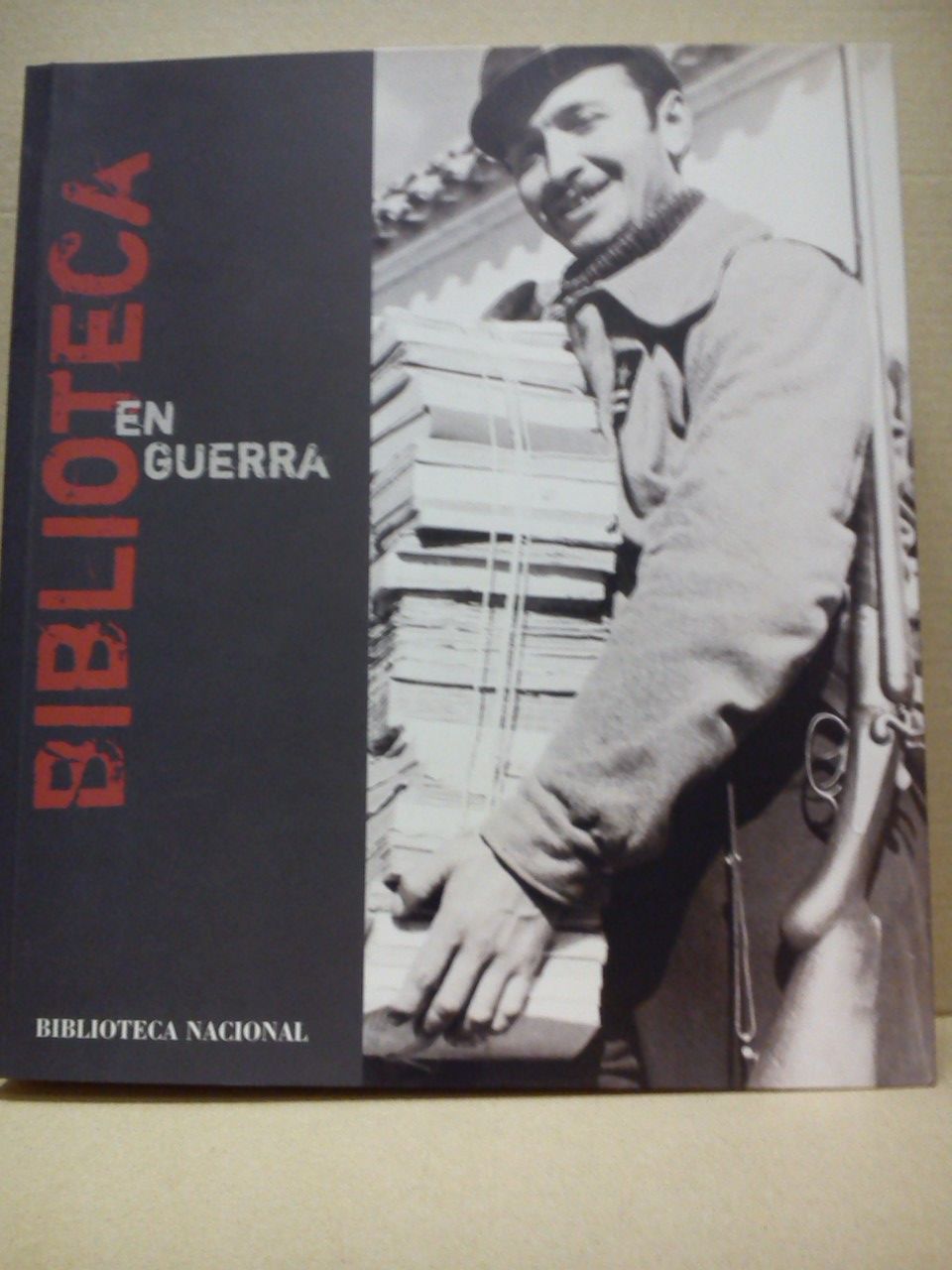 VARIOS - Biblioteca en Guerra. (Catlogo de la Exposicin en la Biblioteca Nacional en Madrid, de 15 de noiembre de 2005 a 19 de febrero de 2006)