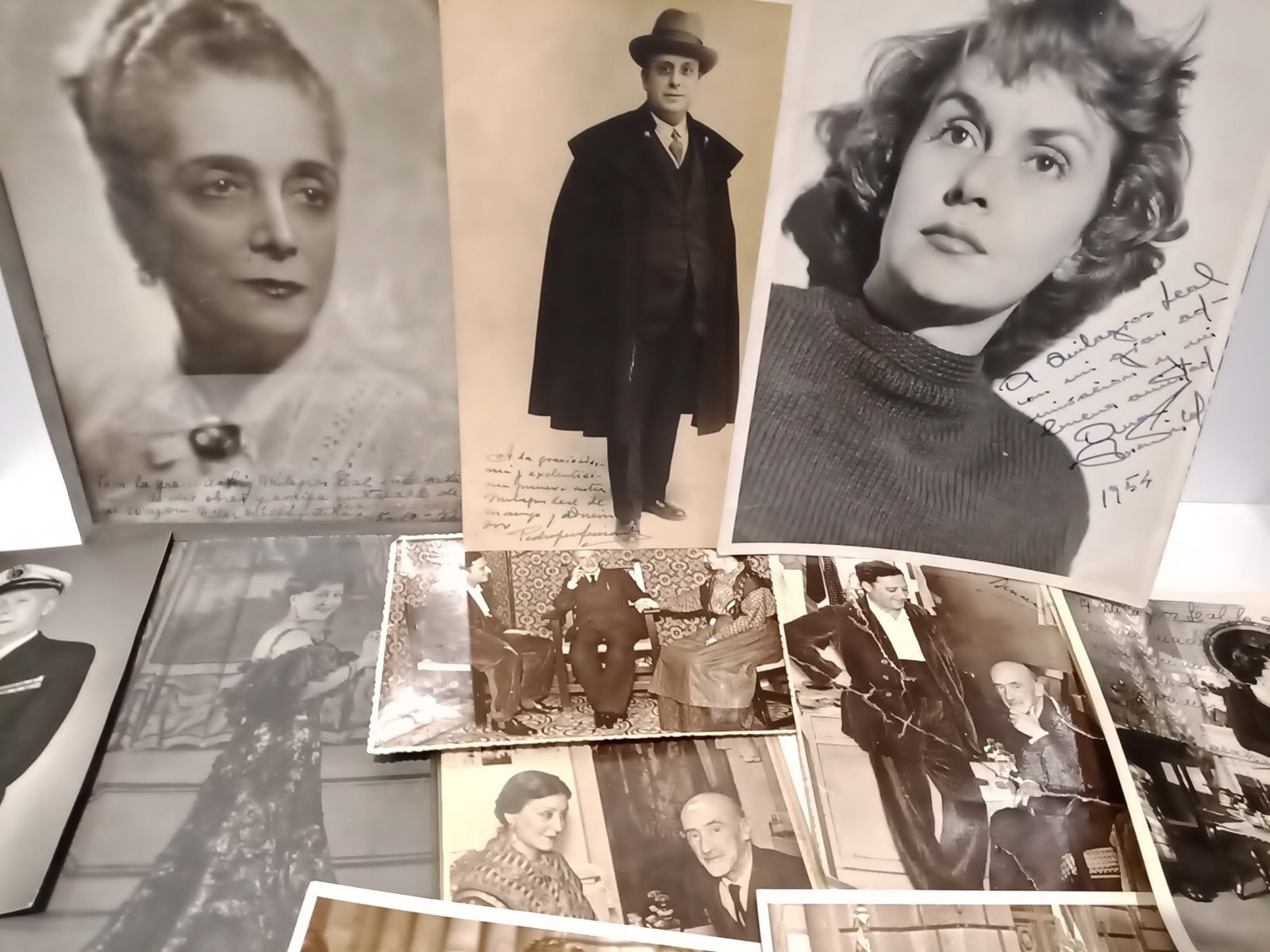LEAL, Milagros - Archivo fotogrfico de la gran actriz Milagros Leal. Contiene 166 fotografas de diversas representaciones teatrales y de diferentes personajes del mundo del teatro (Muoz Seca, Soler Mar, Manolo Morn, Amparo Soler Leal, Miguel de Molina, Jacinto Benavente, Loreto Prado, etc.), estando muchas de estas fotografas dedicadas a la actriz por diferentes y conocidas personas, por ejemplo  Pilar Milln Astray (5-10-42),  Josefina Carabia (Mayo 1950), Alejandro Casona [1963], Ana Mariscal (1954), Jacinto Benavente (3),  Pedro Prez Fernndez, etc. Destacan dos fotografas de la entrada de las tropas nacionales en Valencia en 1939, en las que Milagros Leal aparece junto a Miguel de Molina y Jacinto Benavente
