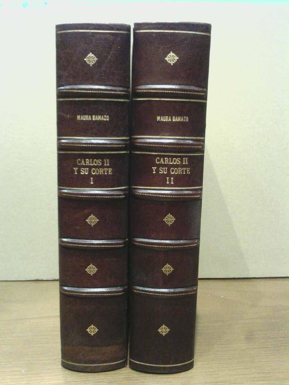MAURA GAMAZO, Gabriel - Carlos II y su Corte /  Ensayo de reconstruccin biogrfica que respetuosamente dedica a la Magestad de Alfonso XIII, Gabriel Maura Gamazo. [Tomo I. 1661-1669 y Tomo II. 1669-1679]