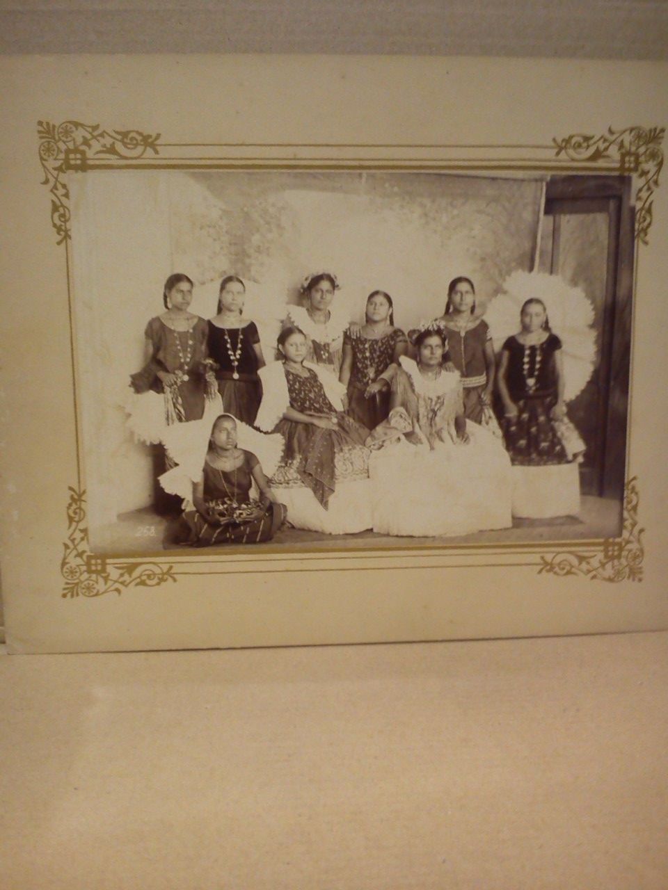 [BRIQNET, Abel] - Fotografia de [MUJERES JOVENES VESTIDAS CON TRAJE REGIONAL DE GALA, GUADALAJARA?]. N 268 [de la serie de imgenes que se escalonan entre 1800 y 1910, debidamente numeradas, abarcando variedad de temas, entre ellos escenas populares, como la nuestra]