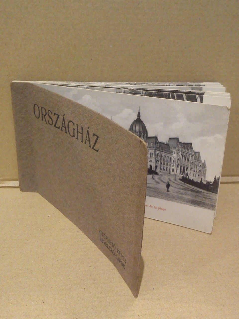 ORSZGHZ - Kitphet Kpes. Levelez-Lapok. [Album conteniendo 11 tarjetas-postales sobre el antiguo Parlamento de la Ciudad de Buda]