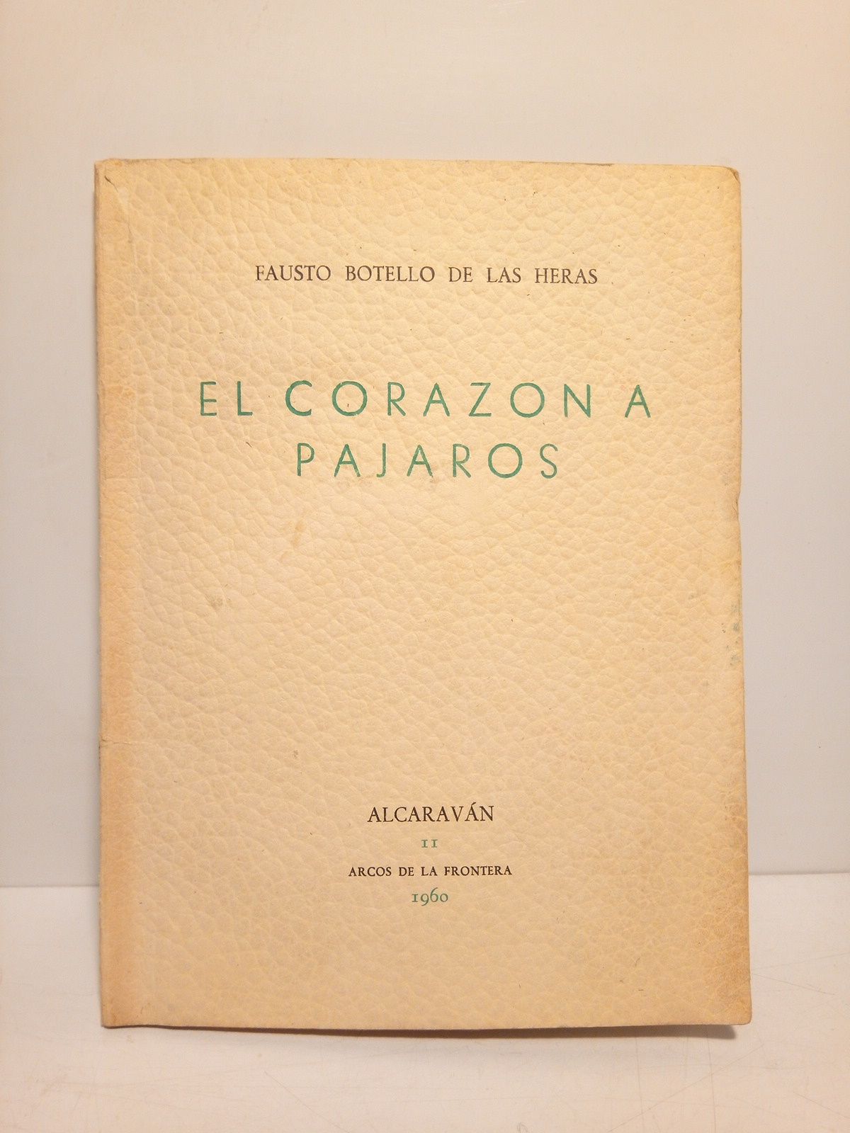 BOTELLO DE LAS HERAS, Fausto - El corazn a pjaros. 1950 - 1960. [Poesas] /  Ante la portada un retrato del poeta dibujado por Maireles