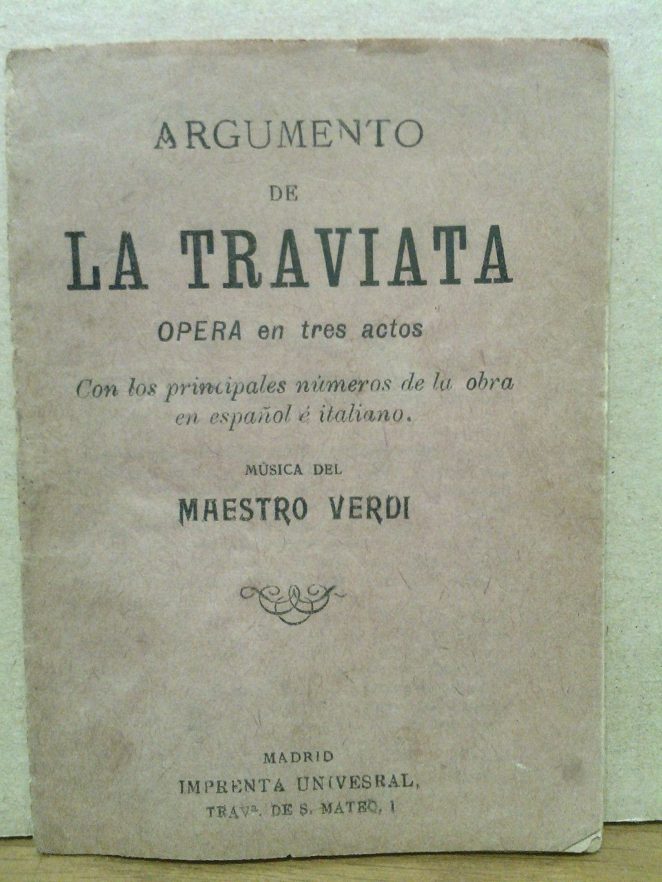 VERDI, Maestro - Argumento de LA TRAVIATA. (Opera en tres actos. Con los principales nmeros de la obra en espaol e italiano) /  Msica del Maestro Verdi