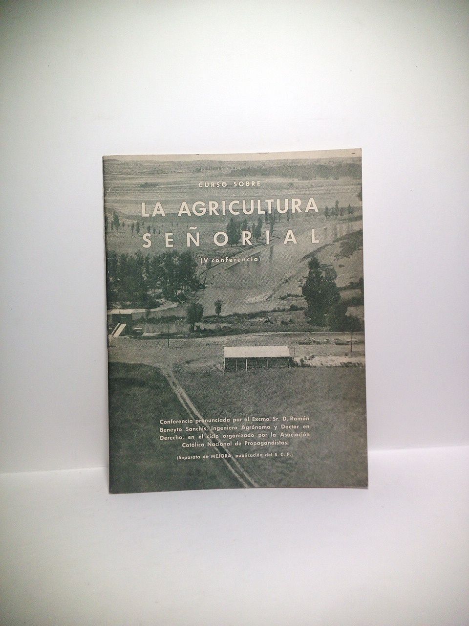 BENEYTO SANCHIS, Ramn - Curso Sobre la Agricultura Seorial (V conferencia): La agricultura parece ser internacionalmente incapaz de asegurar a sus trabajadores una renta igual a la proporcionada por otras ocupaciones. (Conferencia en el ciclo organizado por la Asociacin Catlica Nacional de Propagandistas)