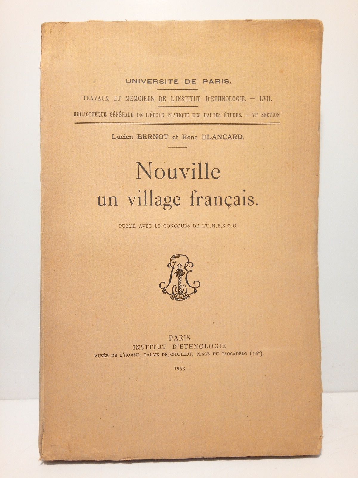 BERNOT, Lucien et Ren Blancard - Nouville, un village franais /  Publi avec le mconcurs de L'U. N. E. S. C. O.