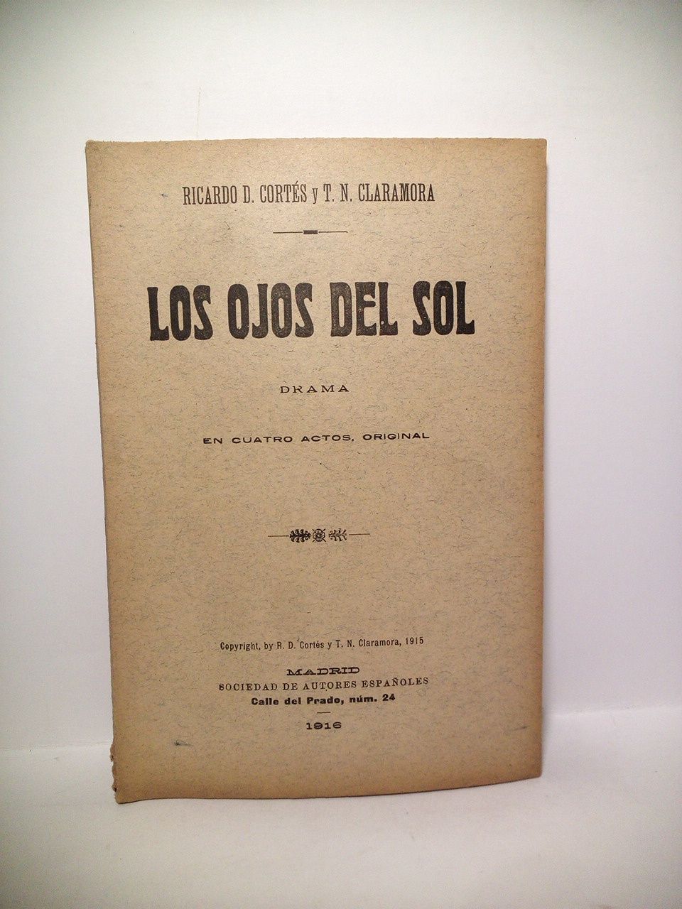 CORTES, Ricardo D.;  y T. N. Claramora - Los hojos del Sol. (Drama en cuatro actos. Estrenado en el Teatro Price de Madrid, el 24 de Febrero de 1915)