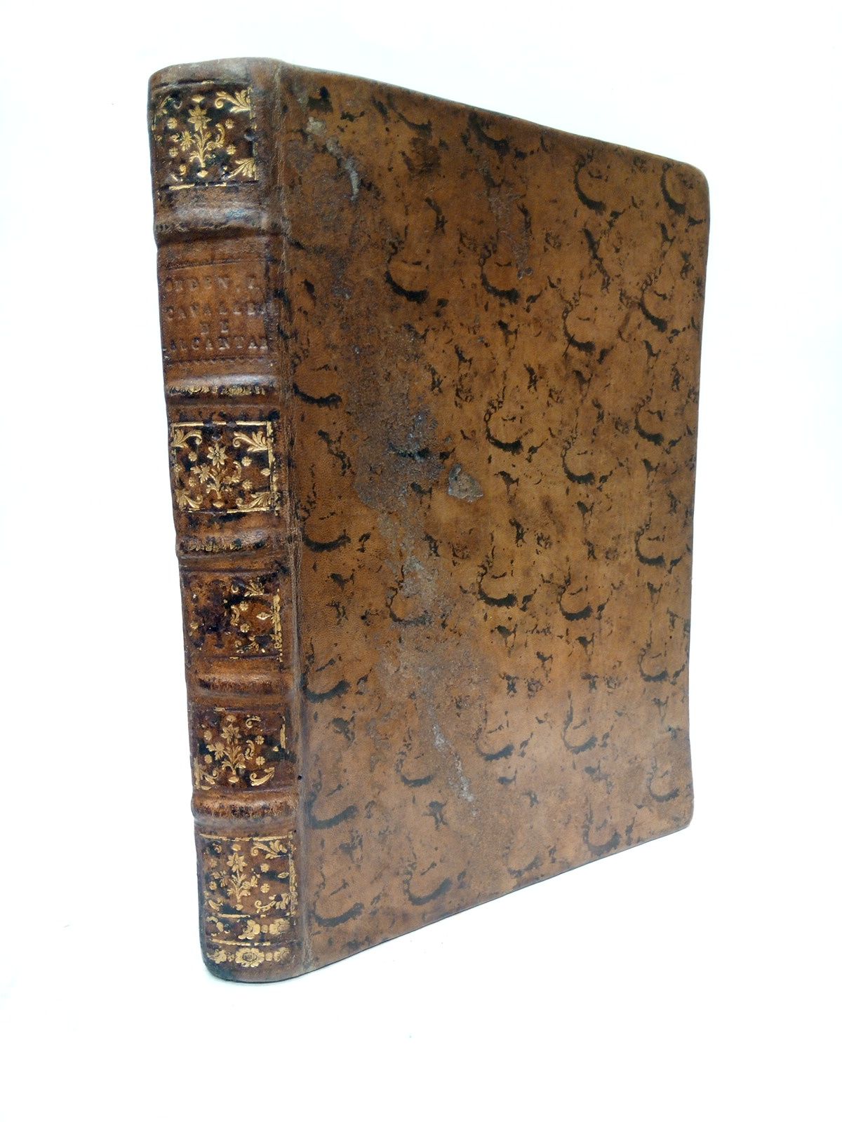 DEFINICIONES Y ESTABLECIMIENTOS DE LA ORDEN Y CAVALLERIA DE ALCANTARA (Recopil y orden, El Licenciado Frey Don Antonio de Valencia) - Difiniciones y establecimientos de la Orden y Cavalleria de Alcantara. Origen y principio de la Orden y Cavalleria de Alcantara, con relacion de los Maestres que huvo della, sacada de los Archivos del Convento, y de otras partes. [Contina con los Ttulos] /  ... Y confirmamos, y aprovamos las difiniciones, y actos Capitulares antiguos, en quato no contradizen a las difiniciones, y actos Capitulares en esta nuestra compilacion contenidas, que fueron fechas, y acabadas en el Monasterio de San Lorenzo el Real, a primero de Iunio de 1609 aos. YO EL REY.  Aprovaron este libro, dieron por bueno, y declararon ser conforme a los decretos del dicho Capitulo General, y difinitorio, y de las consultas hechas a Su Magestad por los dichos Capitulos, y lo firmaron: El Licenciado don Enrique Pimentel. Francisco Gonalez de Heredia. El Licenciado Frey don Antonio de Valencia.  En la Villa de Madrid a catorze dias del mes de Abril de 1609 aos, siendo todos ellos Cavalleros de la Orden, y Cavalleria de Alcantara