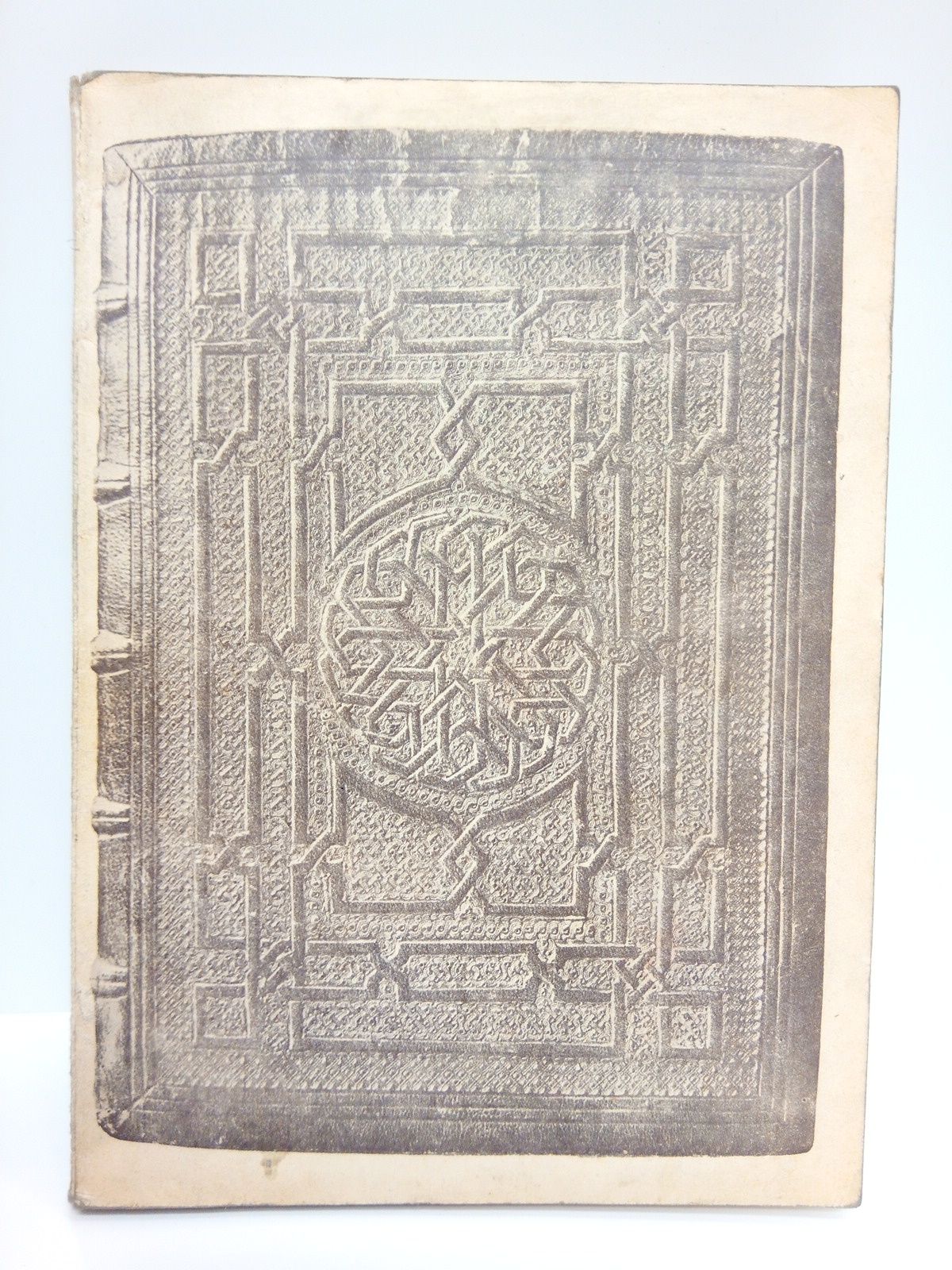 SOCIEDAD ESPAOLA DE AMIGOS DEL ARTE - Exposicin de encuadernaciones espaoles siglos XIII al XIX. Catlogo - Gua. Madrid, Mayo - Junio 1934 /  Comisin Organizadora: Sr. Marqus de Valdeiglesias, D. Joaqun Ezquerra del Bayo, D. Julio Cavestany, D. Jos Ferrandis Torres, D. Miguel Velasco Aguirre, Francisco Hueso Rolland. Secretario: D. Joaqun Enriquez; Presenta el catlogo D. Francisco Hueso Rolland