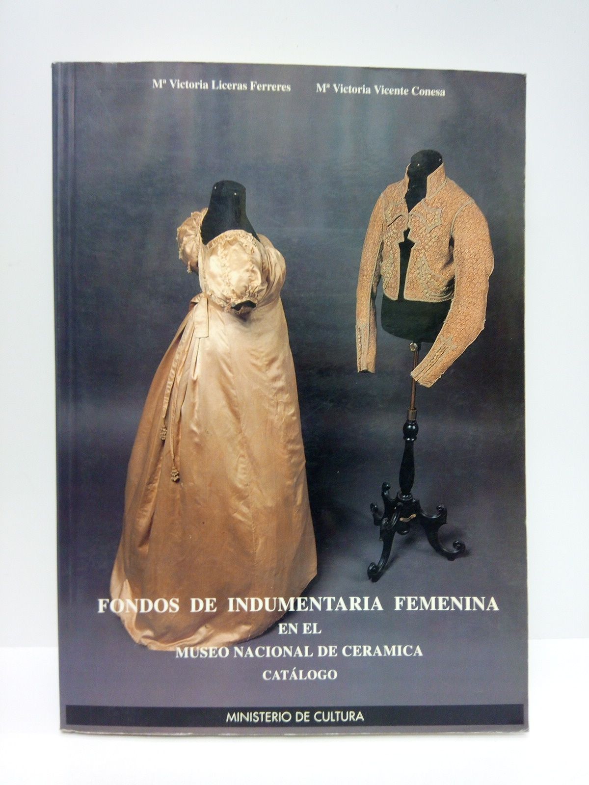 LICERAS FERRERES, M Victoria; y M Victoria Vicente Conesa - Fondos de indumentaria femenina en el Museo Nacional de Cermica (Catlogo)