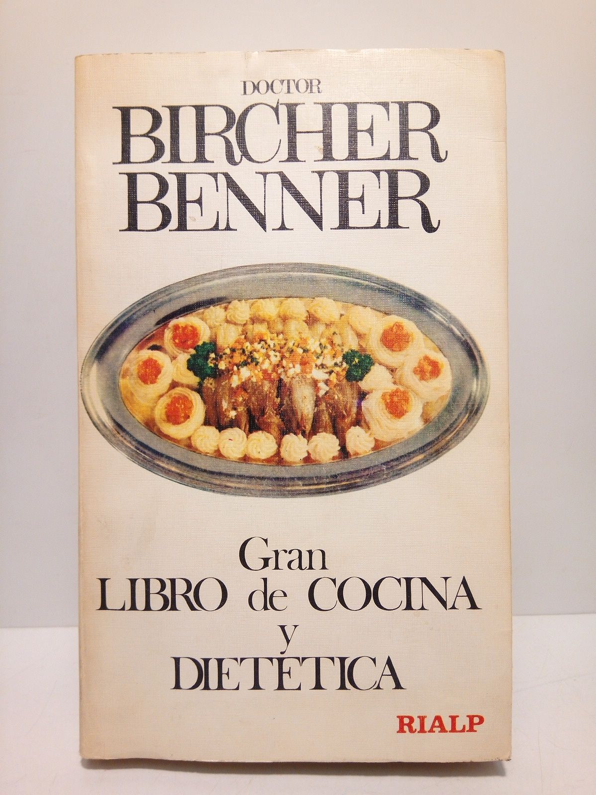 BIRCHER-BENNER, (Dr. Max Oskar); Ruth Kunz-Bircher - Cocina y Diettica /  por Ruth Kunz-Bircher (Directora del Sanatorio); Parte mdico didctica, por Dra. med. D. Liechti-v. rasch; Parte qumico-fisiolgica, Dr. qum. Alfred Kuntz-Bircher; Editor y redactor, Dr. rer. oec. Ralph Bircher; Versin castellana y prembulo a la edicin espaola, por el Dr. med. Silverio Palafox. (Cotejada con la VIII edicin alemana, con diversas mejoras especiales de sus propios autores). Al final incluye 