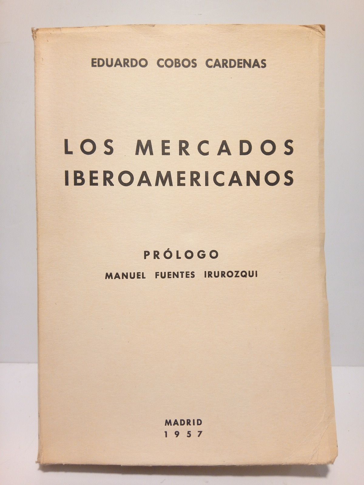 COBOS CARDENAS, Eduardo - Los mercados iberoamericanos /  Prol. de D. Manuel Fuentes Irurozqui